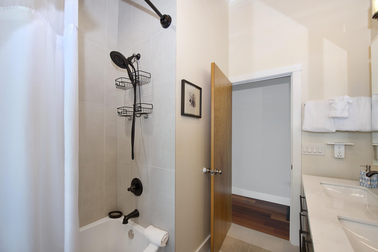 Bathroom 4, Flip Flops Forever, Lee