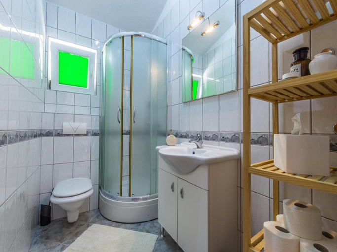 Bathroom 5, Charming Seaside Apartment, Omiš