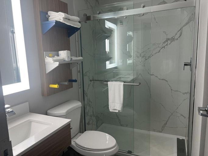Bathroom 4, Micro Hotel, Rockdale