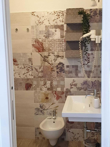 Bathroom 5, Il Mare di Roma, Rome