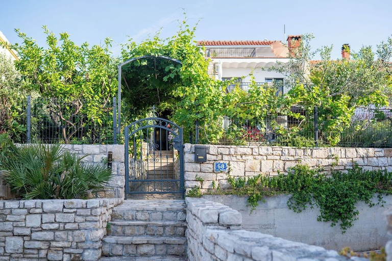 Property grounds 4, Apartments Zlatko Slobodan, Šolta