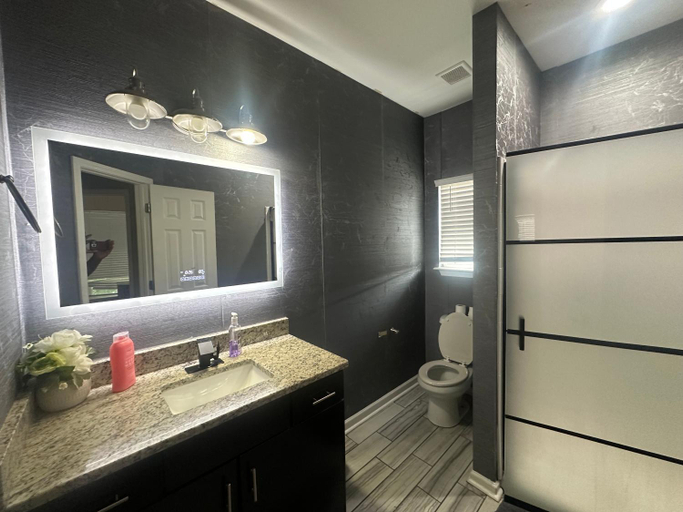 Others 3, Basic 4 bedrooms with 6 beds 15 min from downtown sleeps 9 for Work crews and Large groups, Atlanta