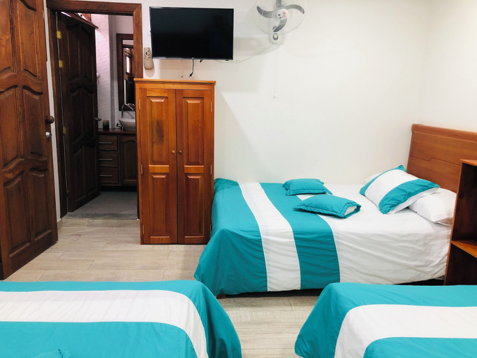 Bedroom 3, 40 Amigos Hotel, Jardín
