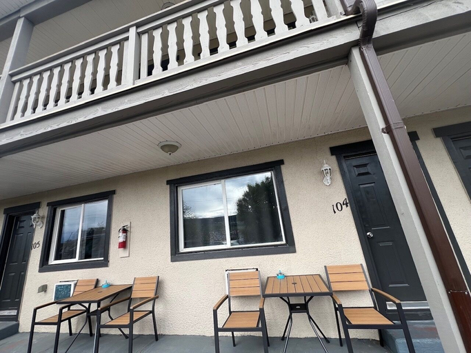 Exterior 4, Stampeder Inn, Cariboo