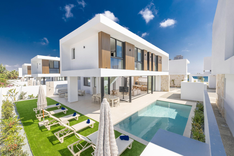 4, New 4 bedroom villa with pool, 100 Meters from the beach