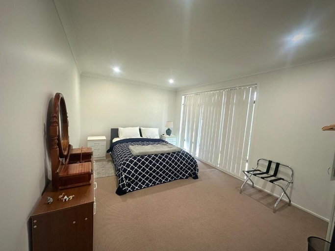 Room 2, Sydney Blue mountain 4 Bedroom Haven, Penrith - East