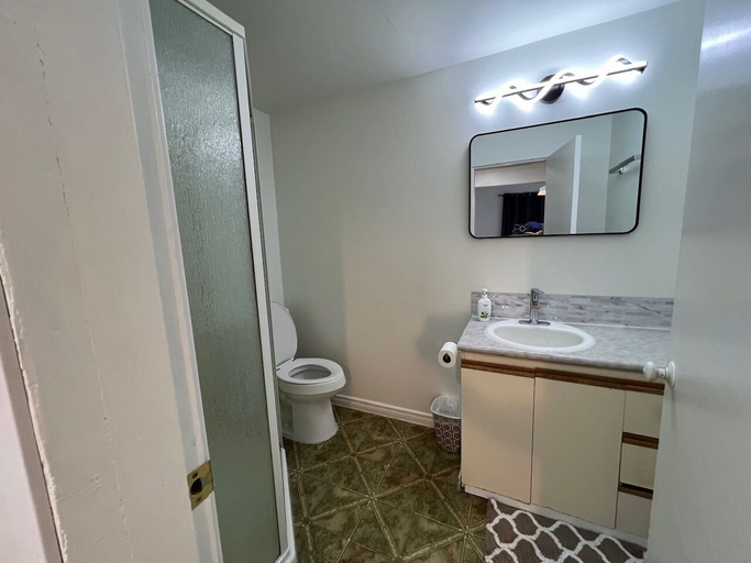 Bathroom 3, Stampeder Inn, Cariboo