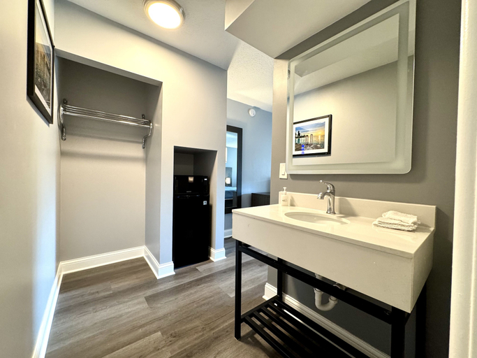 Bathroom 5, O'Hare Inn & Suites, Cook
