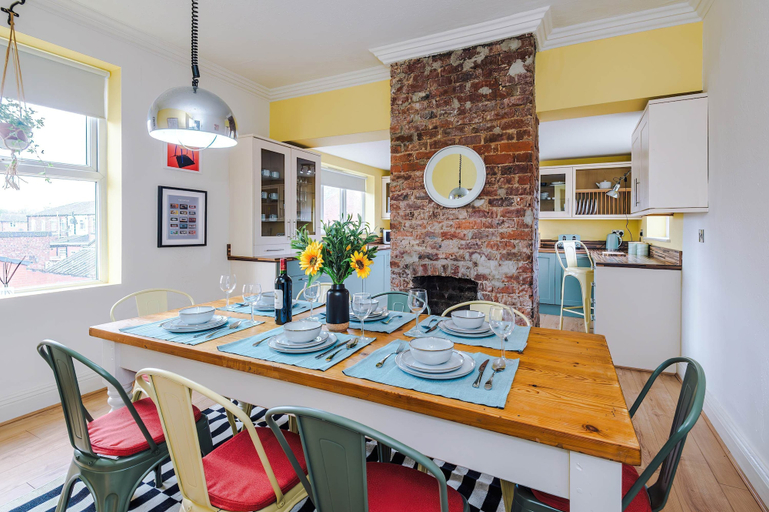 Room 4, Stylish Retro Retreat in Manchester 4 Bed Home, Oldham