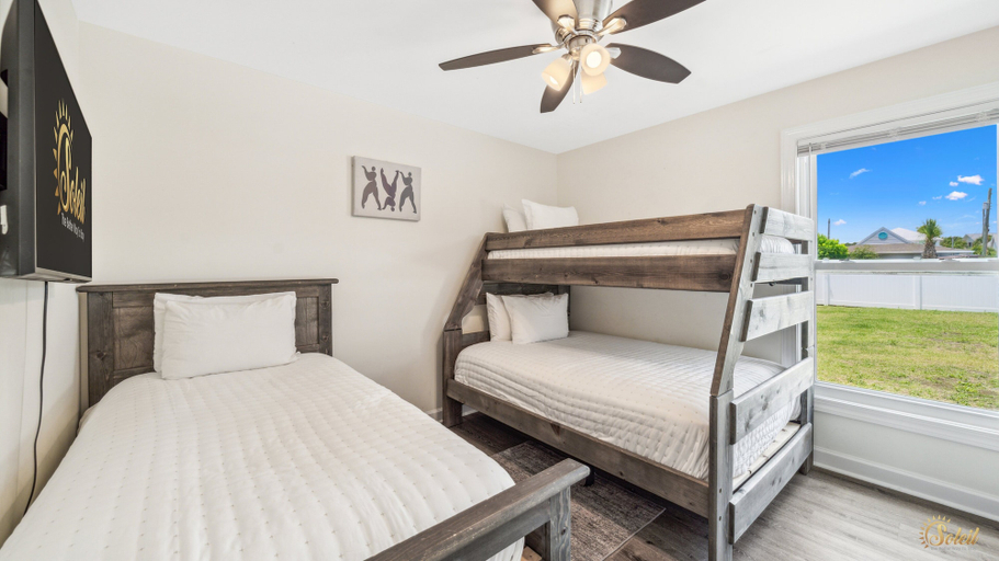 Interior 2, Raven's Nest - Mins to Beach Heated Pool & Pet Friendly, Bay