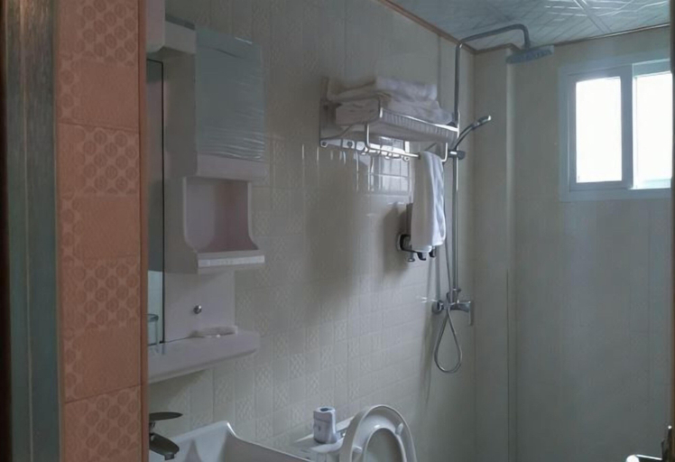 Bathroom 3, Xiyi Shengshi Hotel, Garzê Tibetan