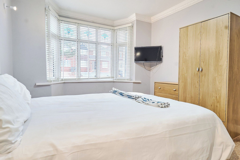 Room 5, House Sleeps 8 with Free Parking & WiFi, Sandwell