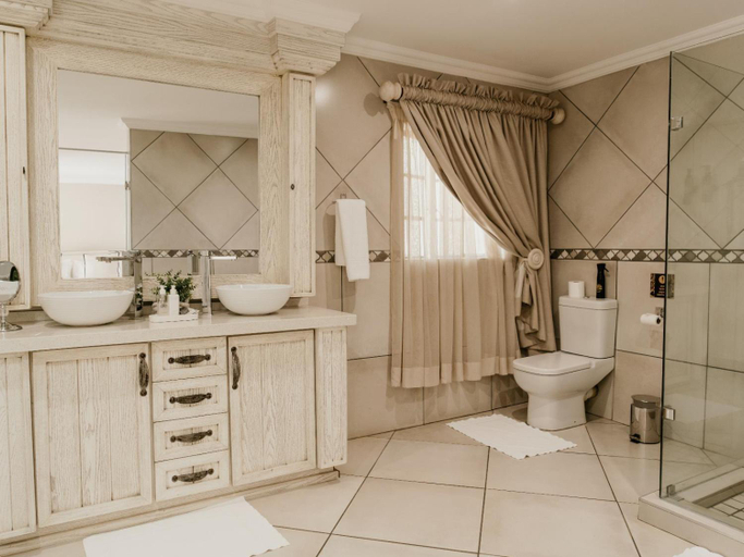 Bathroom 4, Decollage Estate, Capricorn