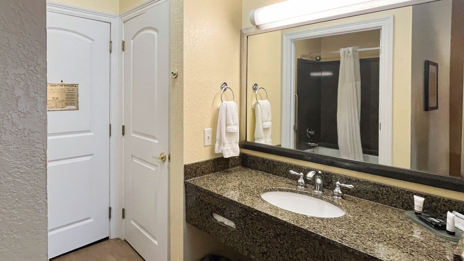 Bathroom 4, Studio 6 – Slidell, LA – North Shore, Saint Tammany