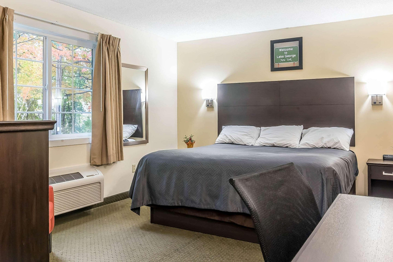 Bedroom 3, Blue Line Inn Lake George, Warren