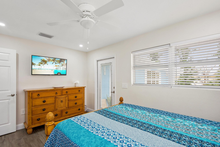 Bedroom 3, Santini House, Lee