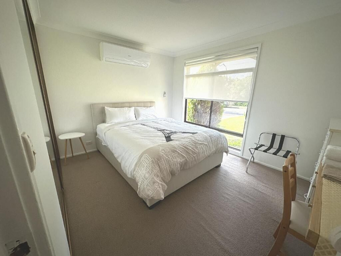 Room 3, Sydney Blue mountain 4 Bedroom Haven, Penrith - East