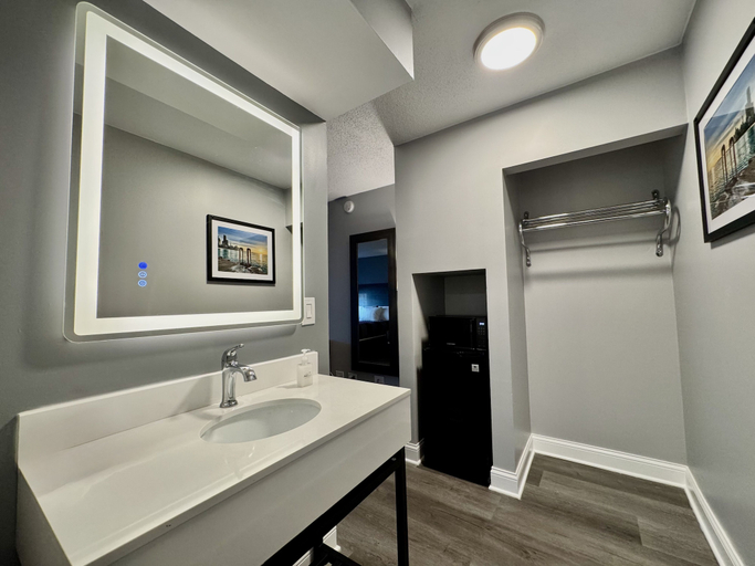 Bathroom 5, O'Hare Inn & Suites, Cook