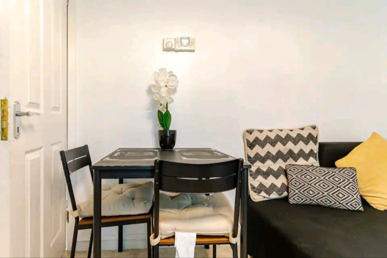 Dining, House Sleeps 8 With Garden and Parking, Wolverhampton