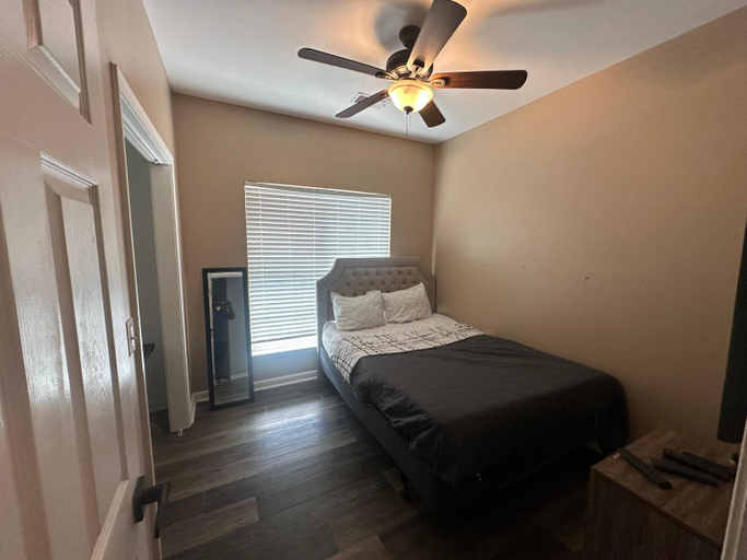 Bedroom 4, Basic 4 bedrooms with 6 beds 15 min from downtown sleeps 9 for Work crews and Large groups, Atlanta