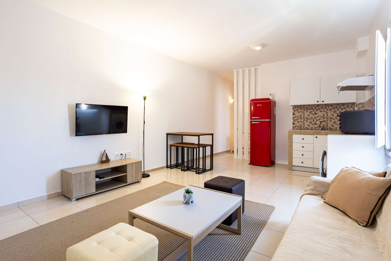 Room 4, Santorini s Welcoming Getaway - Blissful Homely, South Aegean