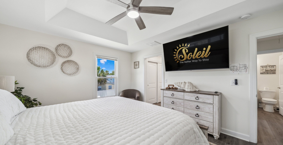 Interior 3, Raven's Nest - Mins to Beach Heated Pool & Pet Friendly, Bay