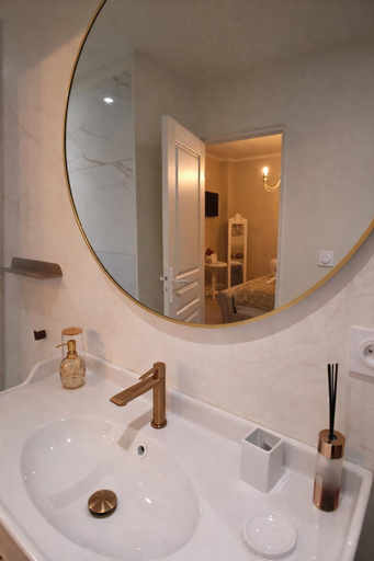 Bathroom 3, LES TROIS L, Lot
