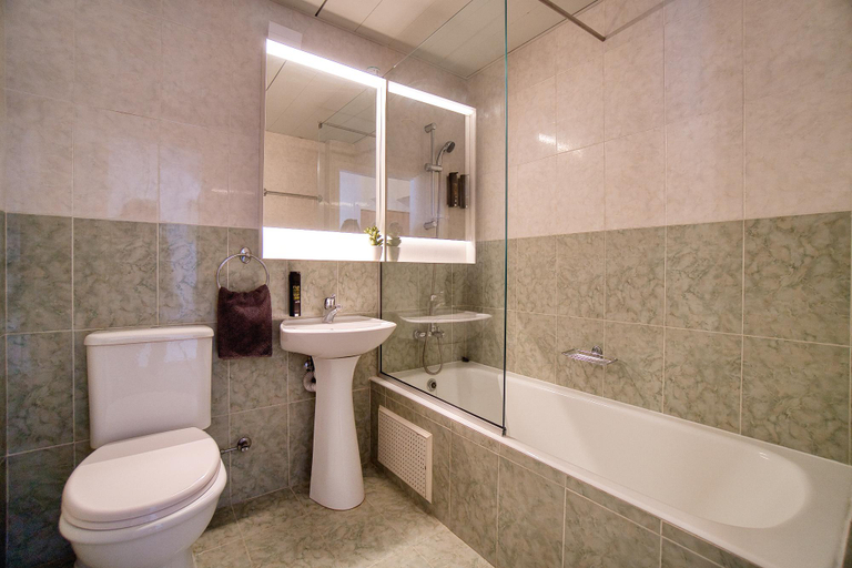 Bathroom 4, Queen Gardens R313