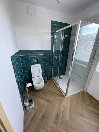 Bathroom 2, Dom z ogrodem by Grand Apartments, Gdańsk City