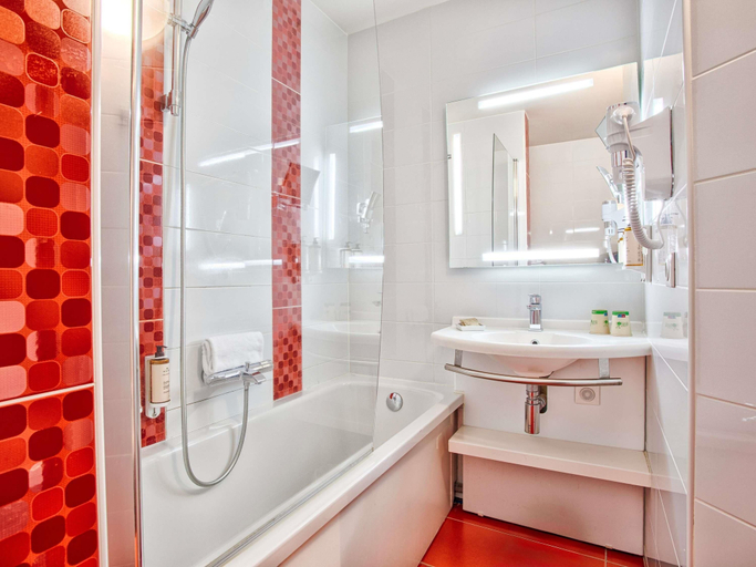 Bathroom 5, Hotel Mercure Trouville Sur Mer, Calvados