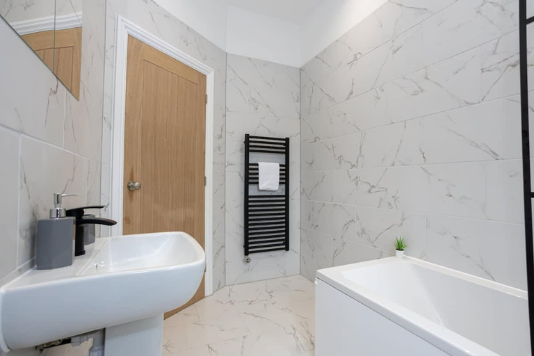 Room 5, NEW Spacious Flat Ideal for Business Sleeps 4, Salford