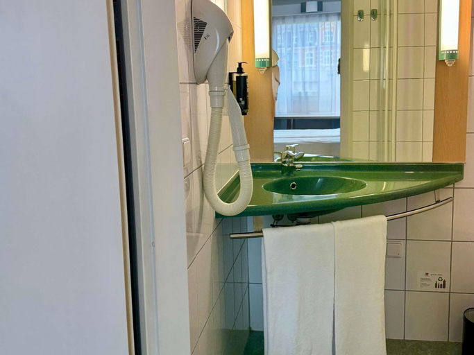 Bathroom 5, ibis Katowice Zabrze, Zabrze