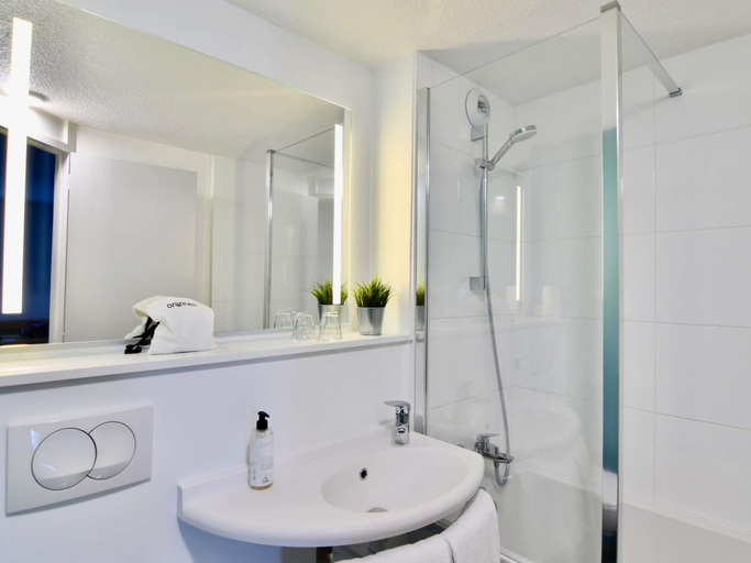 Bathroom 4, ibis Quimper, Finistère