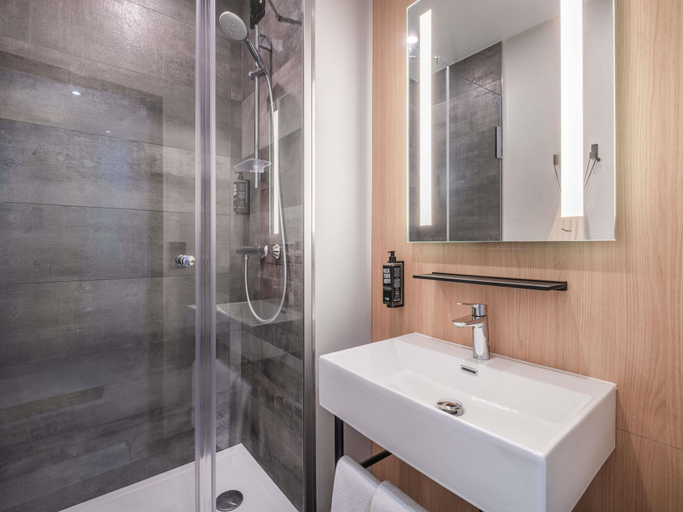 Bathroom 5, ibis Saint Quentin Basilique, Aisne