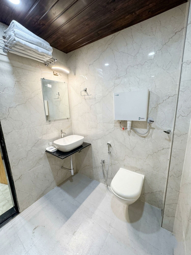 Bathroom 3, Hotel National, Mumbai City