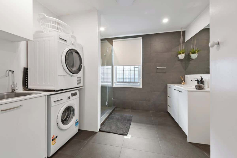 Interior 4, Contemporary Cute! 2bed/1bath/1car~house~10min CBD, Windsor