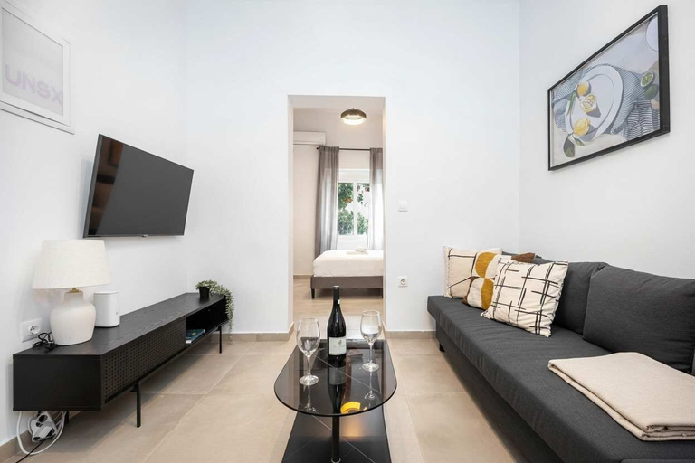 Living area 5, Warm & Stylish 1BR l King Bed, Attica