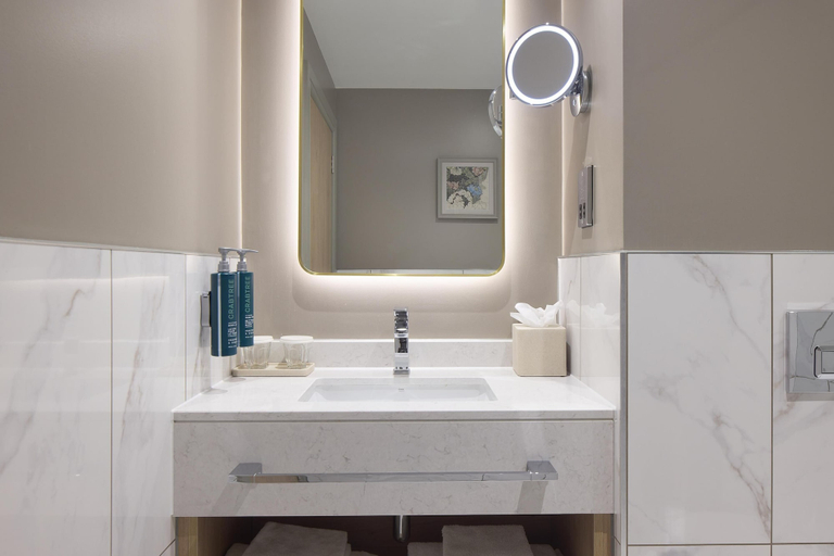 Bathroom 4, Hilton Edinburgh Carlton, Edinburgh