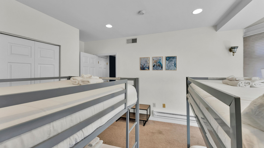Room 4, Apartmint at 242 S 17th St Philadelphia, Philadelphia