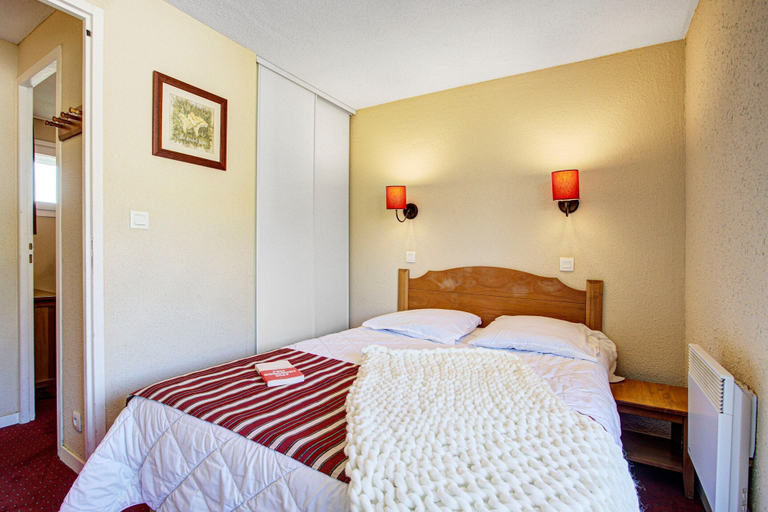 Room 4, Premium Alpine Family Retreat With Mountain Charm, Pyrénées-Orientales