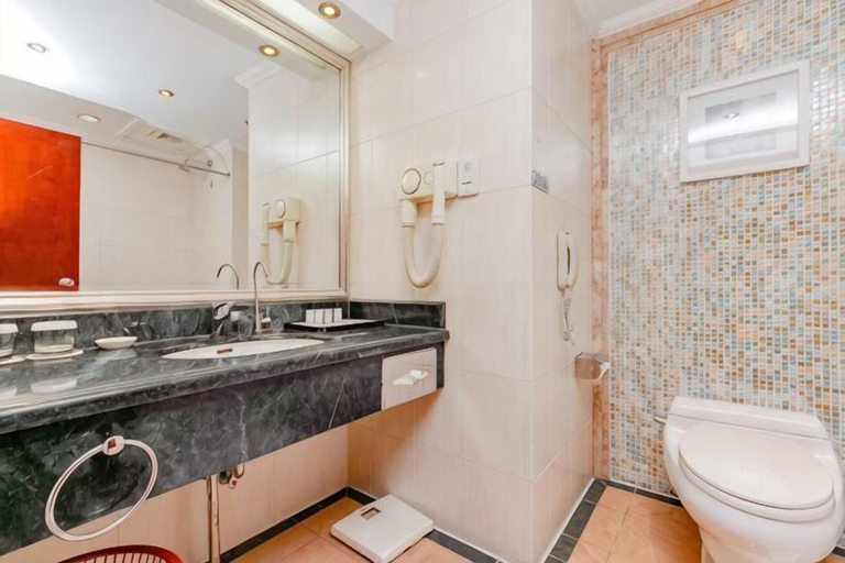 Bathroom 4, Hubei East Lake Hotel, Wuhan
