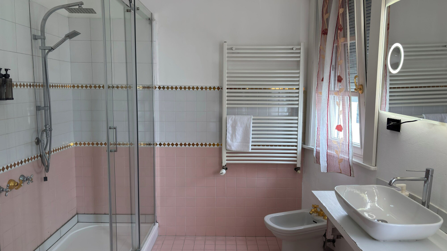 Bathroom 5, Villa Daniela, Milano