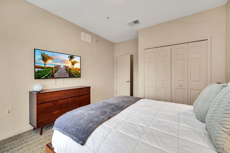 Interior 2, Upstay: Tropical Style Family Condo w Pool, Orange