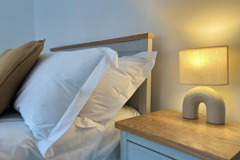 Room 2, 2 Bed Apartment Sleeps 4 - Free Parking, Belfast