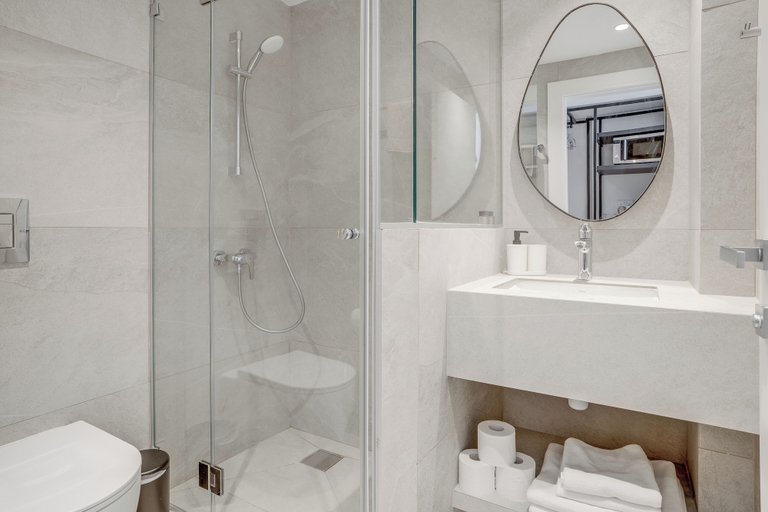 Bathroom 4, Captain Karas Holiday Apartments