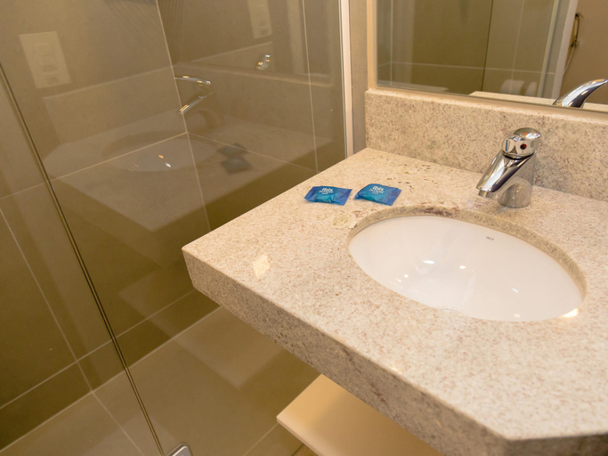 Bathroom, Ibis Budget - Circuito da Fé, Lorena