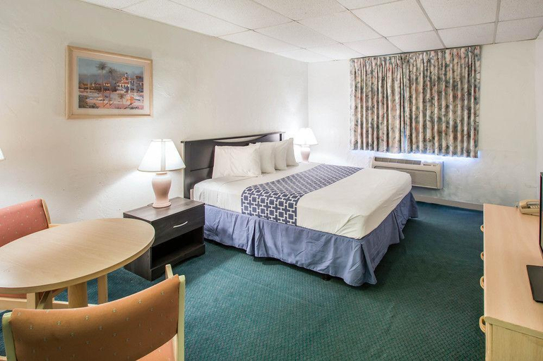 Bedroom 4, Rodeway Inn & Suites, Monroe