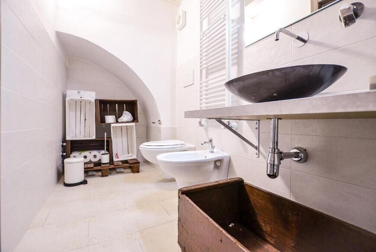Bathroom 3, Masseria Casino Ciomme, Bari