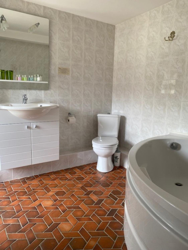 Bathroom 2, Le Relais Des Hirondelles, Oise