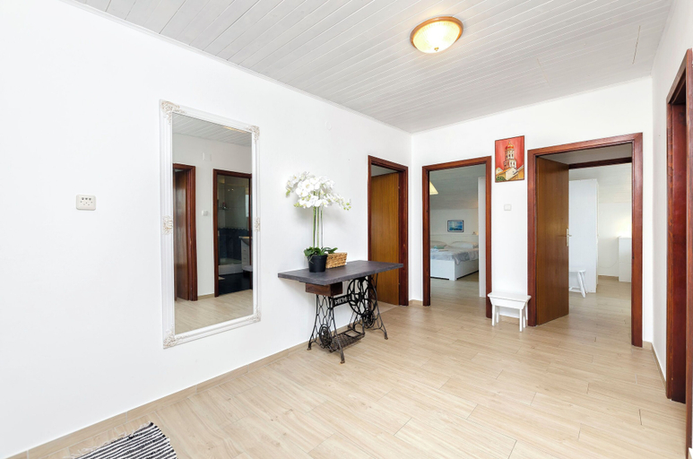 Others 5, Apartment Denko by the sea, Murter